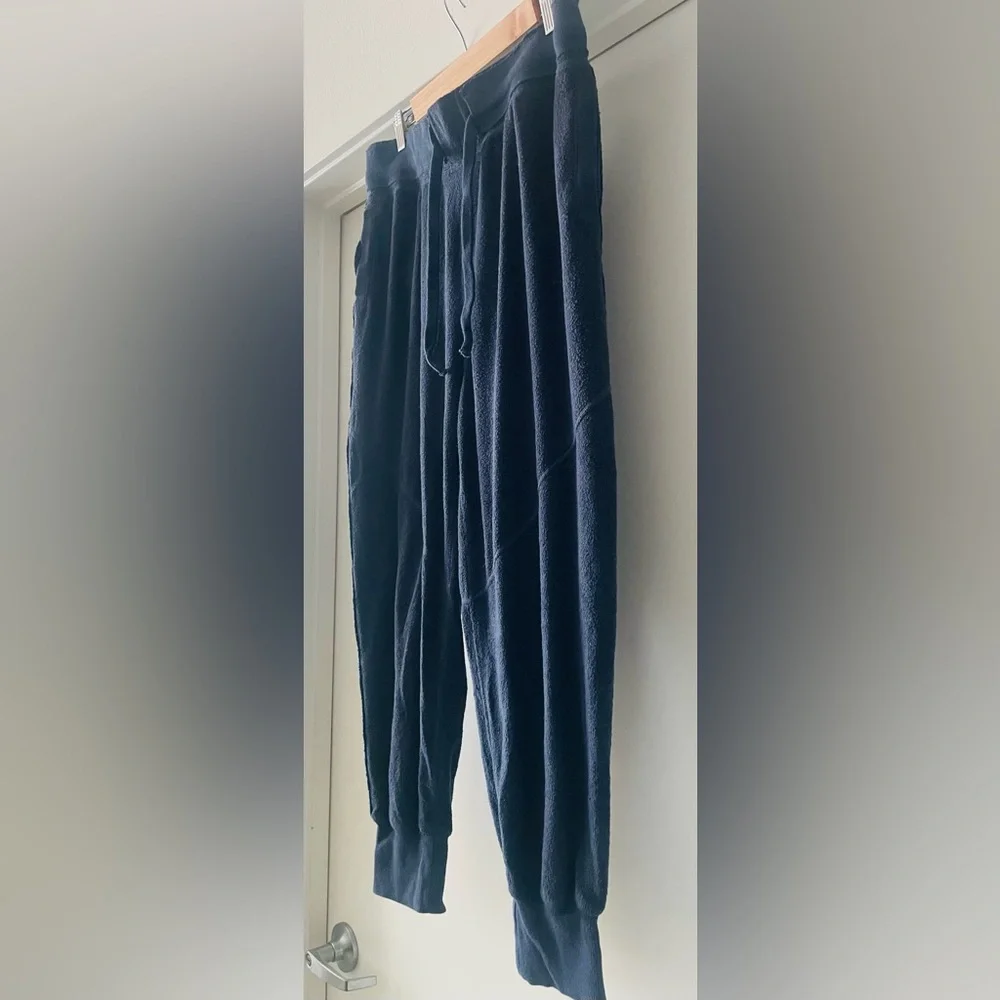 FREE PEOPLE MOVEMENT Navy Blue
Radiant Terry Hoodie & Pant Twin Set - Picture 14 of 16